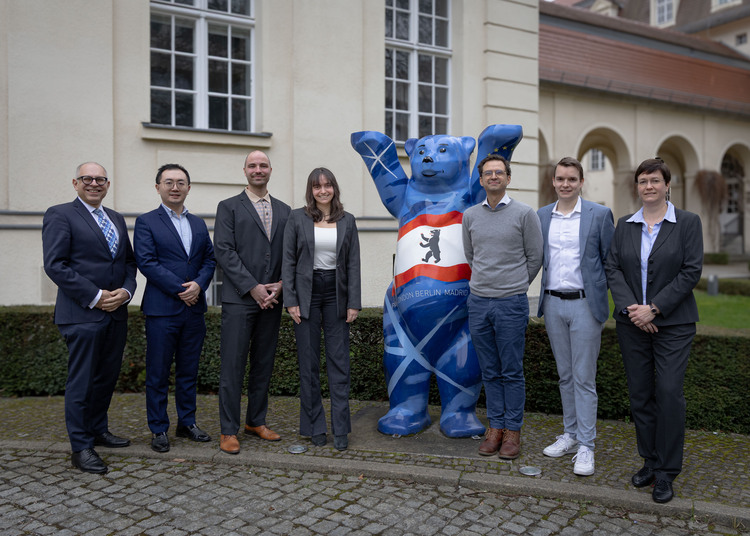 Team of the chair of  CHAIR OF INTERNATIONAL MANAGEMENT AND STRATEGIC MANAGEMENT,From left to right: Prof. Dr. Stefan Schmid, Zhengtian Xia, Jan-Philipp Leifeld, Isabella van Hooren, Till Juli, Tobias Romey, and Bianca Voyé
