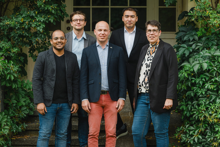 From left to right: Raga Teja Sudhams Kanaparthi, Prof. Dr. Oliver Laasch, Andrea Gommans, Behind left to right: Neeltje Rohlfes, Farrukh Mirzaev