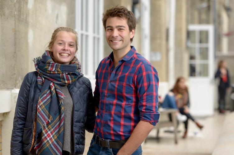 Etudiants devant le campus de République