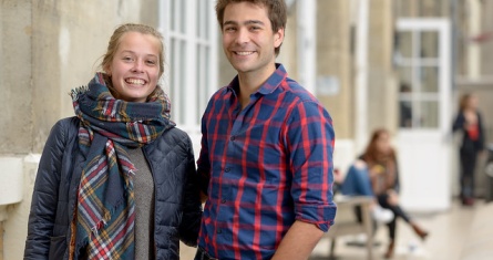 Etudiants devant le campus de République