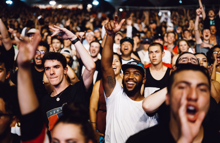 When experts beat the crowd
