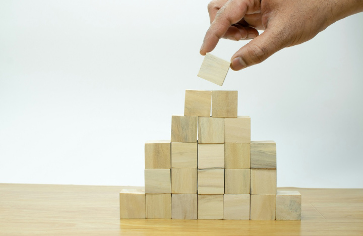 From hierarchy to agile leadership in the pharmaceutical industry: what model for tomorrow?